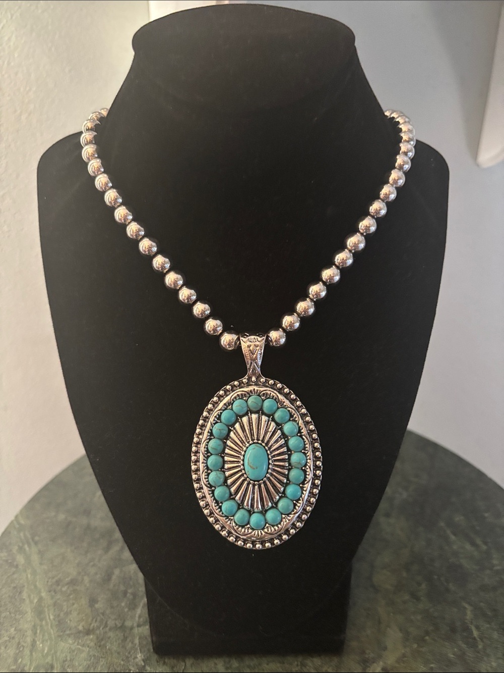 eye candy Los Angeles Turquoise Oval Pendant Necklace with Silver Beaded Chain